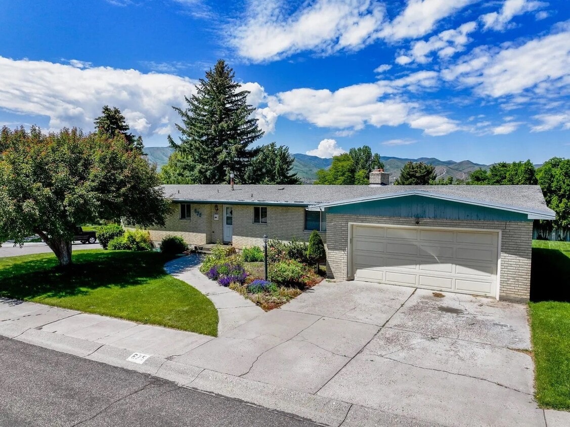 Primary Photo - 675 University Dr