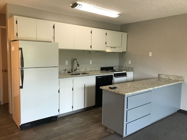 Foto del edificio - Large Studio Condo on Deschutes w/river trail access, minutes to downtown, heated pool, and cover...