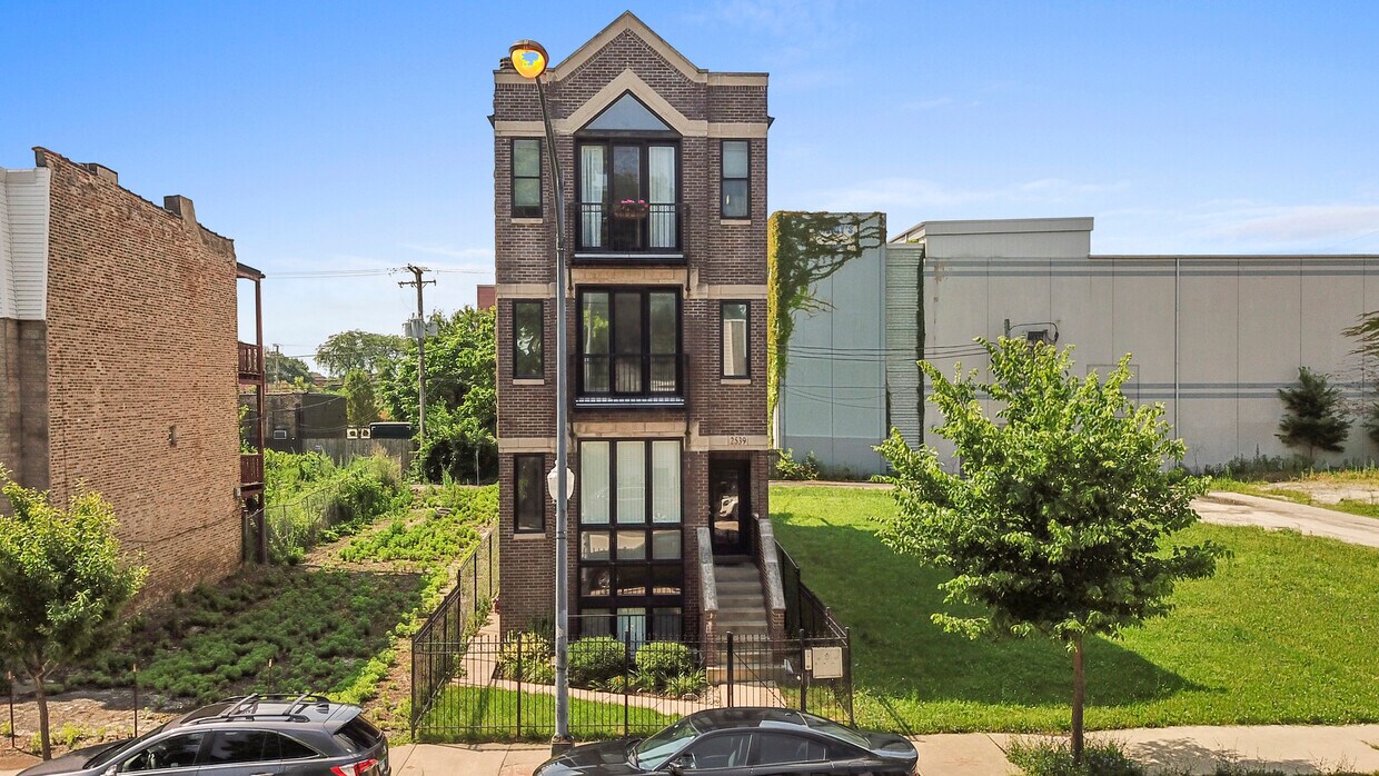 Foto principal - 2539 W Warren Blvd