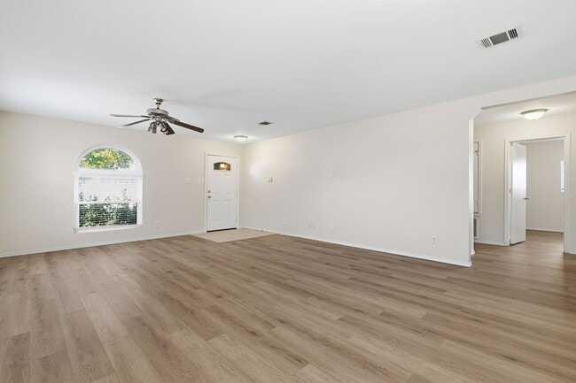 Building Photo - Inviting Bulverde Creek Home with Open Layout