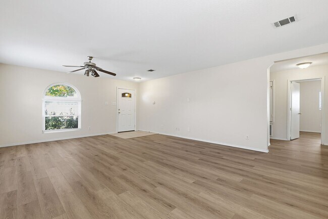 Foto del edificio - Inviting Bulverde Creek Home with Open Layout