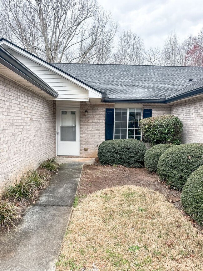 Building Photo - Great Gainesville location - 2/2 with Garage!