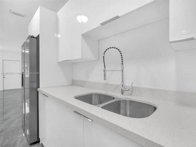 Foto del edificio - 3 bedroom in Miami FL 33142