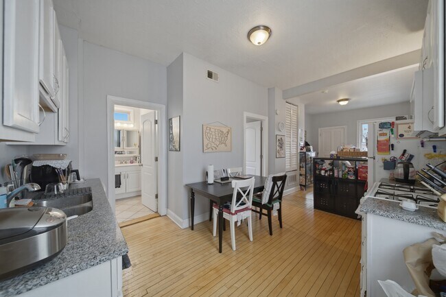 Foto del edificio - 3841 N Bernard St