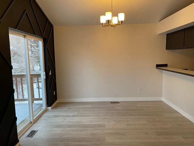 Dining - 9755 Newhaven Loop