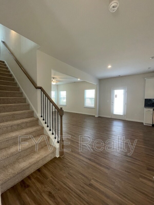 Building Photo - 300 Knights Ct