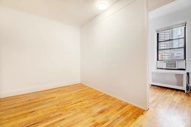Building Photo - 301 E 53rd St