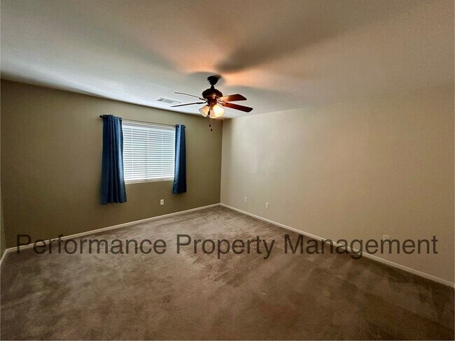 Building Photo - Beautiful 3 Bed/2 Bath Home in SW Bakersfi...