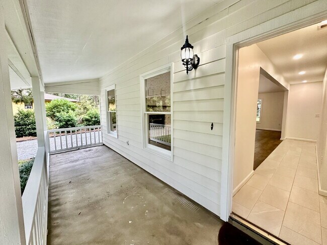 Foto del edificio - Completely Remodeled Ranch Style Home in t...