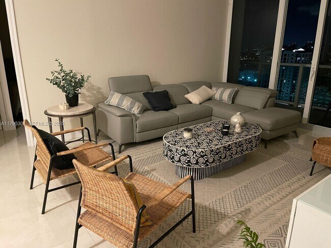 Foto del edificio - 100 Bayview Dr