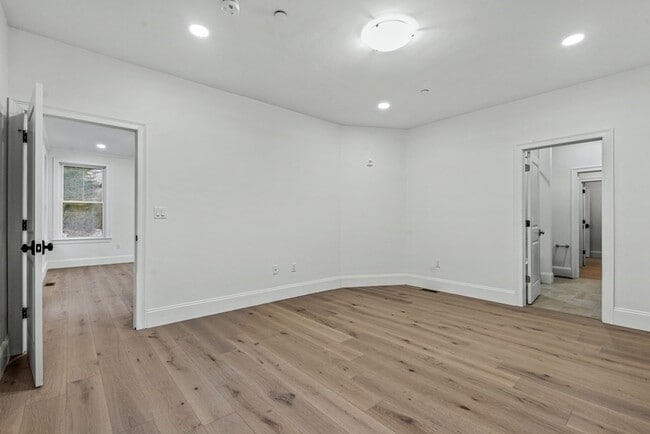 Building Photo - 19 Lily Pond Ln