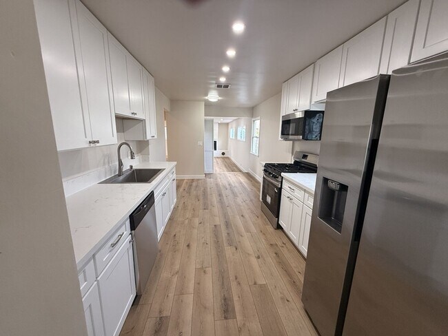 Building Photo - 3 brd, 1 bath located  in the Chandler Bike Path Neighborhood