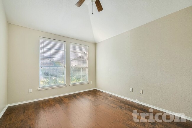 Foto del edificio - 13129 Padre Ave