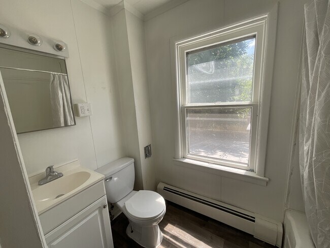 Building Photo - 586 Salem Ave