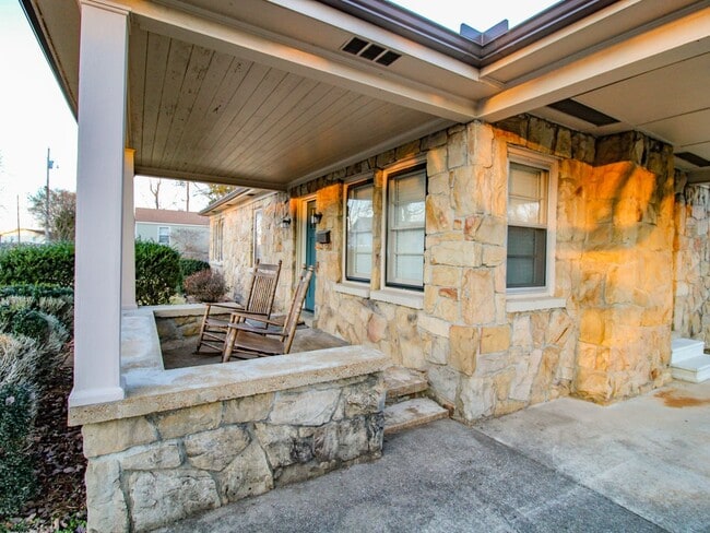 Building Photo - Downtown Athens! Walk to Athens State University! Lawn Care included!