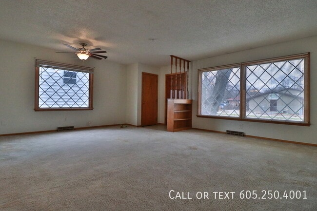 Building Photo - Complete 2 bedroom Duplex in a Great Location