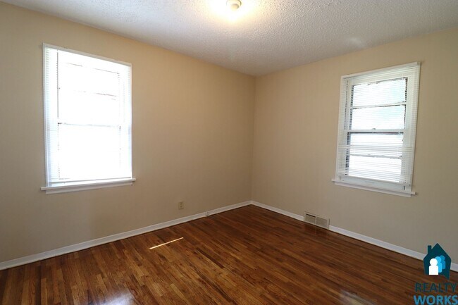 Building Photo - 4 Bedroom Home in North Lincoln