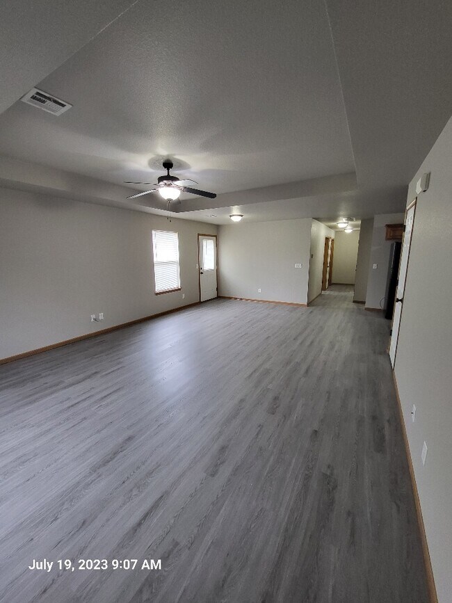 Building Photo - 128 SE Rose Garden Ln