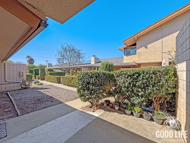 Foto del edificio - Charming 2BD/2BA Condo in El Cajon W/ A/C, W/D, Front/Back Patio, & Community Pool!