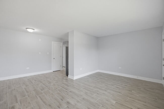 Building Photo - 2537 E 83rd St