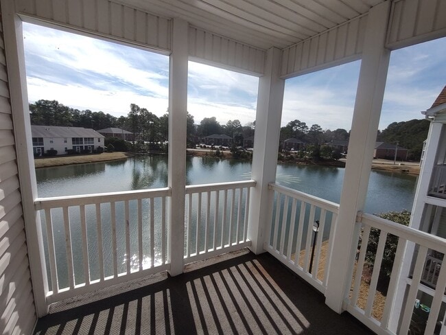 Building Photo - MOVE IN READY! 3rd Floor Condo with BEAUTIFUL Pond View! Central Location!