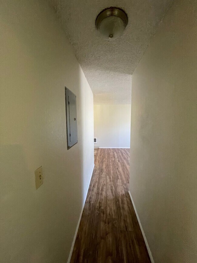 Foto del edificio - Hard to find 2 bdrm, 1.5 bath unit with wa...