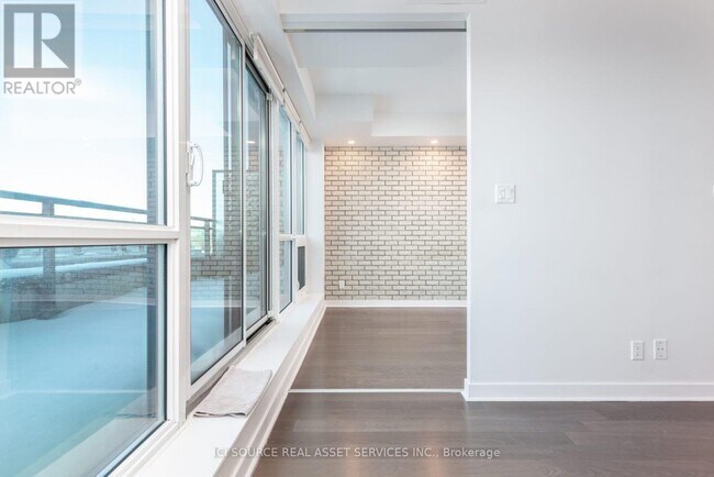 Photo du bâtiment - 1169 Queen St W