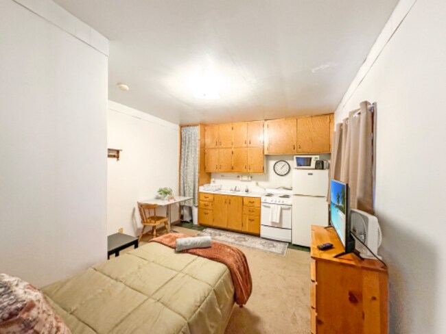 Building Photo - 208 2nd St S