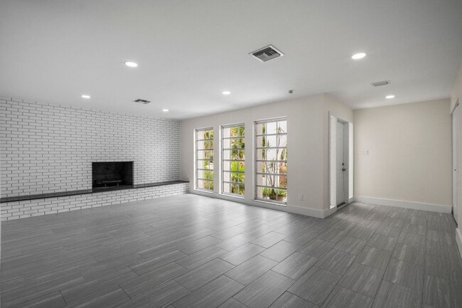 Building Photo - 538 Fairway Terrace