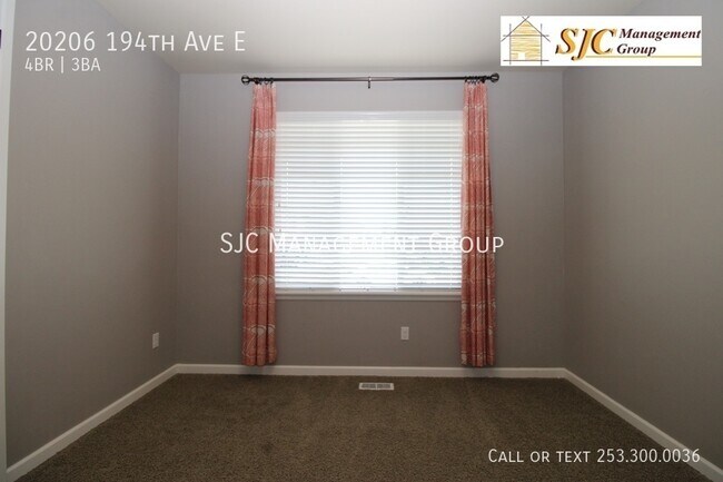 Foto del edificio - Spacious four-bedroom home in gated community