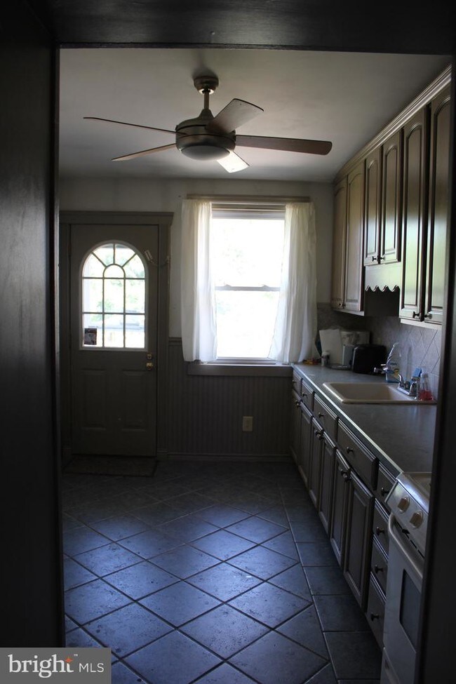 Building Photo - 436 Leverington Ave