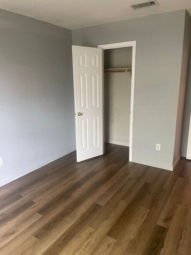 Foto del edificio - 4 bedroom 2 bathroom house!