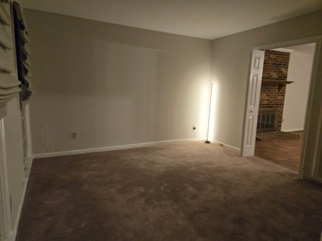 Building Photo - 11015 S Ford Rd