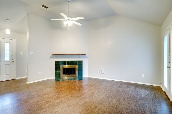 Foto del edificio - Beautiful, Freshly Updated 3-2-2 - Eagle Mountain ISD