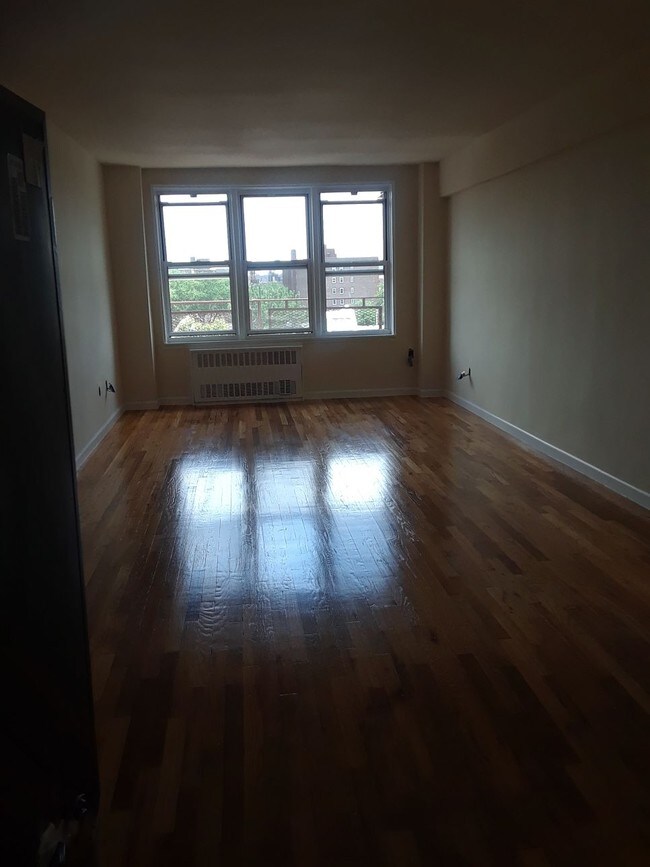 Foto del edificio - 81-31 Baxter Ave
