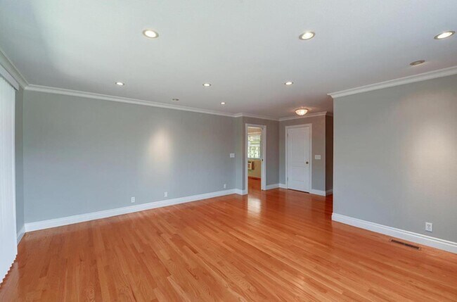 Foto del edificio - 6558 Crown Blvd