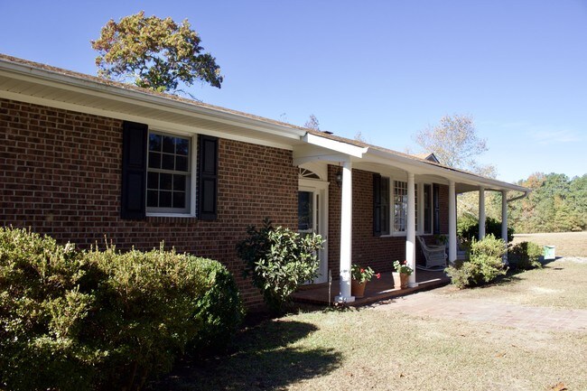 Building Photo - 2560 Lobelia Rd
