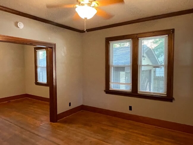 Building Photo - 904 N Busey Ave