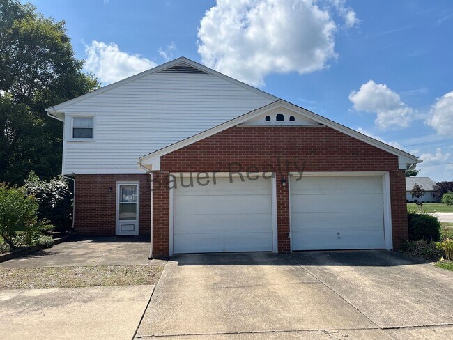 Building Photo - Four Bedroom, New London Schools