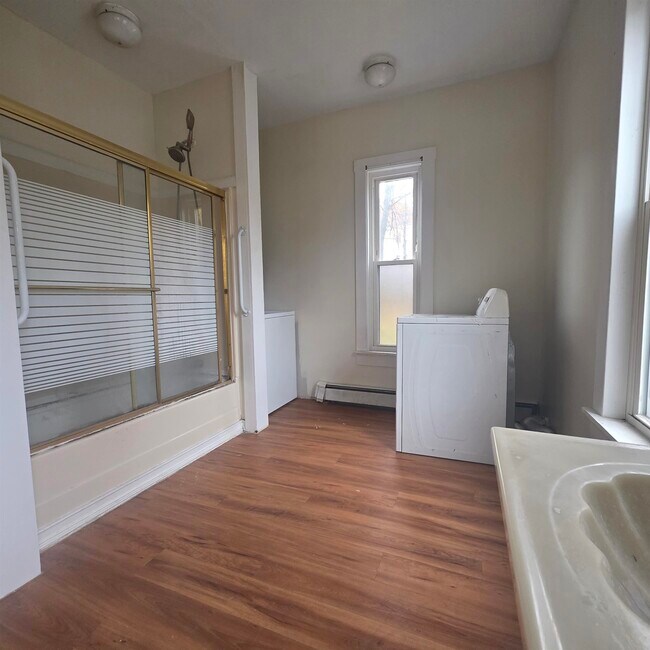 Building Photo - 104 Summer St