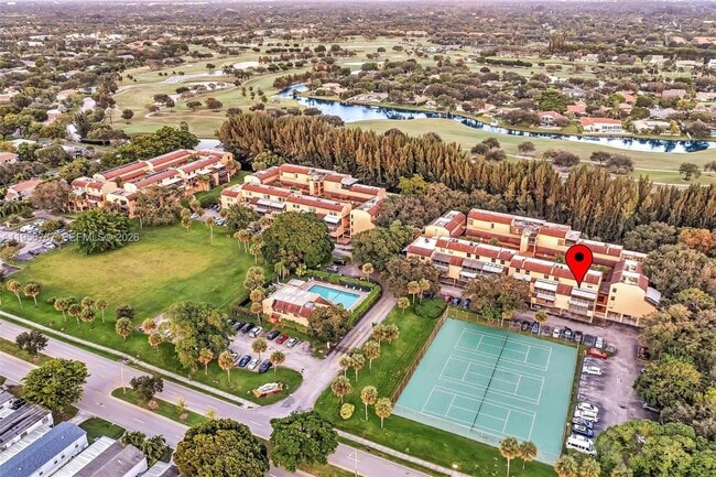 Foto del edificio - 400 Commodore Dr