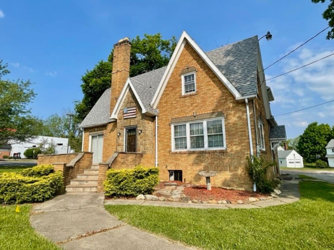 Primary Photo - SPACIOUS 3 Bedroom, 1 1/2 Bath Home Availa...