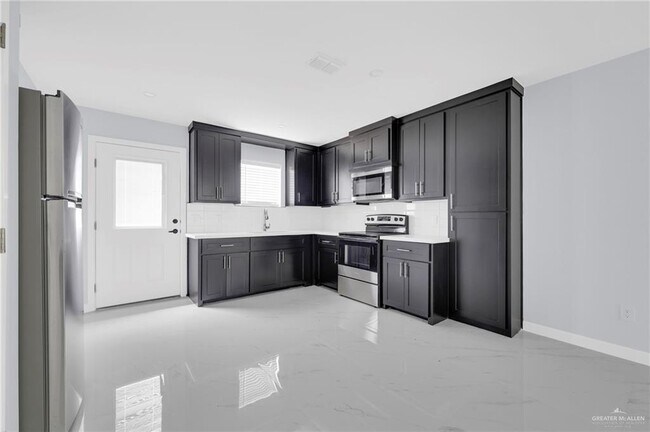 Building Photo - 1608 El Camino Dr
