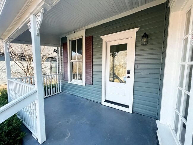 Building Photo - 412 W Day St