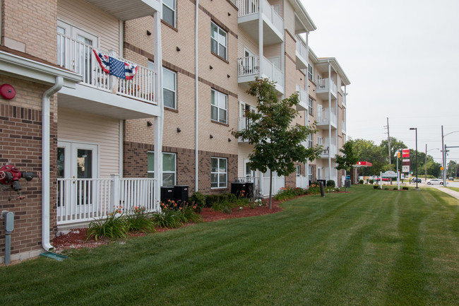 Building Photo - Golden Manor