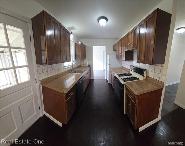 Building Photo - 25825 Sierra Dr