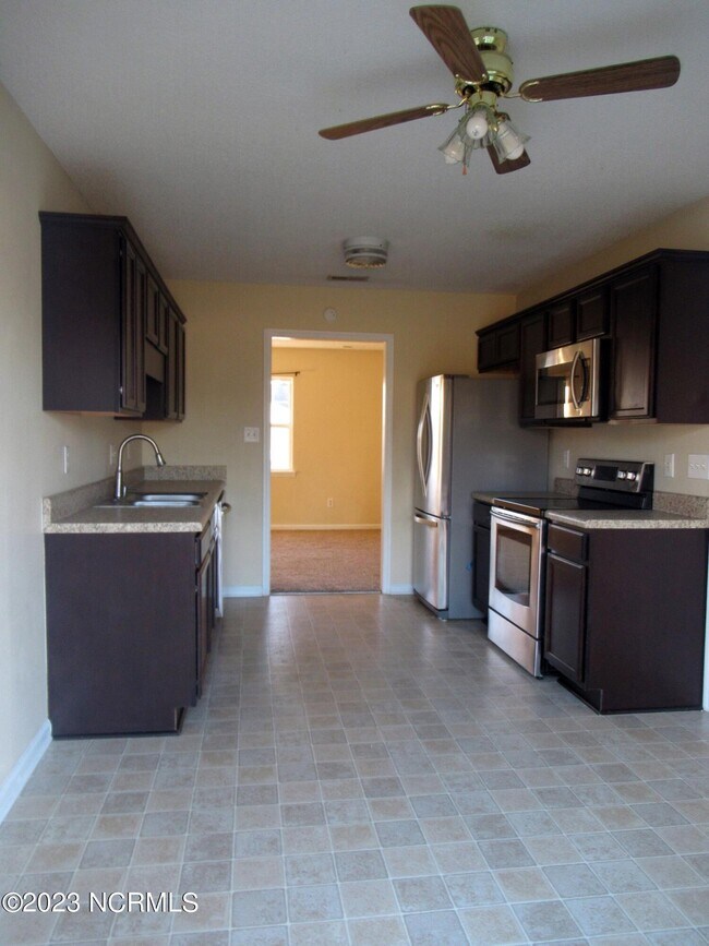 Building Photo - 506 Emily Loop