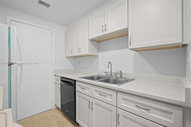 Building Photo - 2900 Banyan St