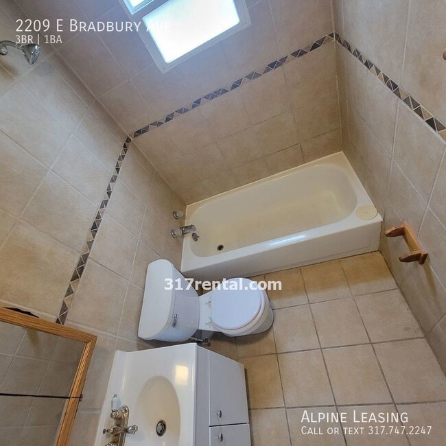 Building Photo - Near Southeast 3BR House w/Fenced Yard!