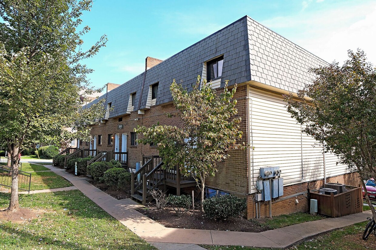 Primary Photo - Student-Friendly JPA Condo Near UVA Ground...